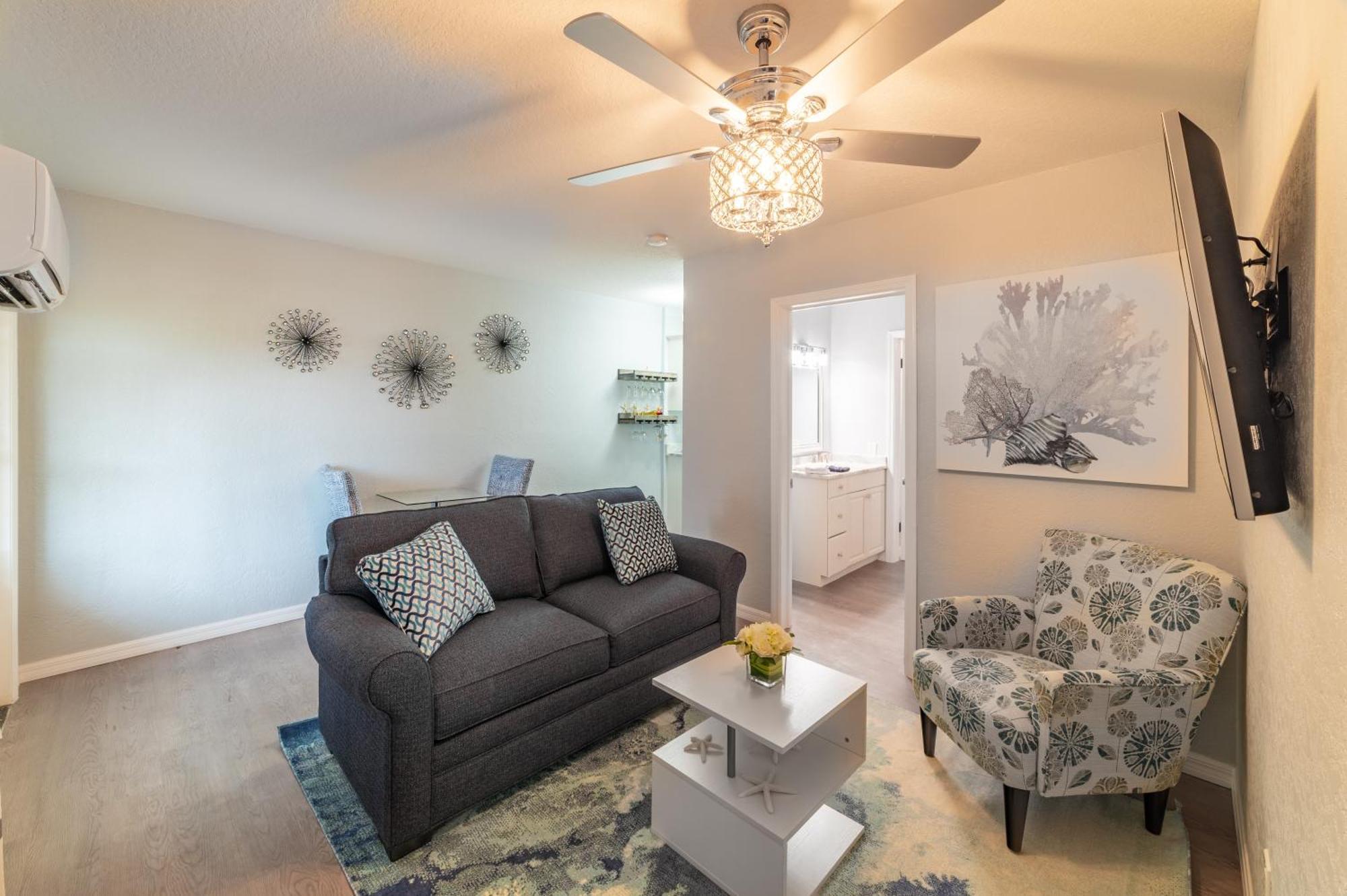 102-tiny Treasure-waterfront With Heated Pool Apartment