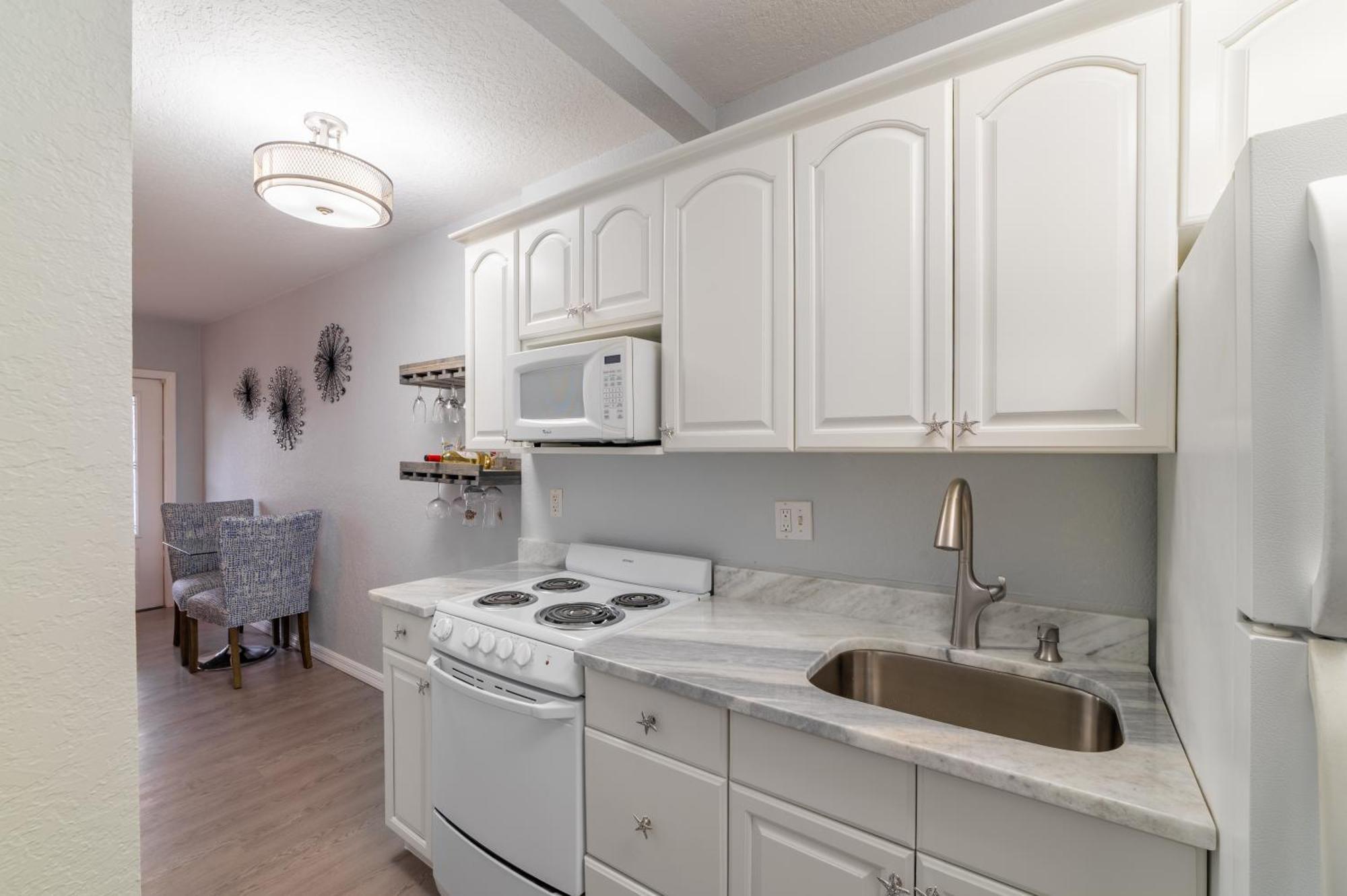 Apartment 102-tiny Treasure-waterfront With Heated Pool *