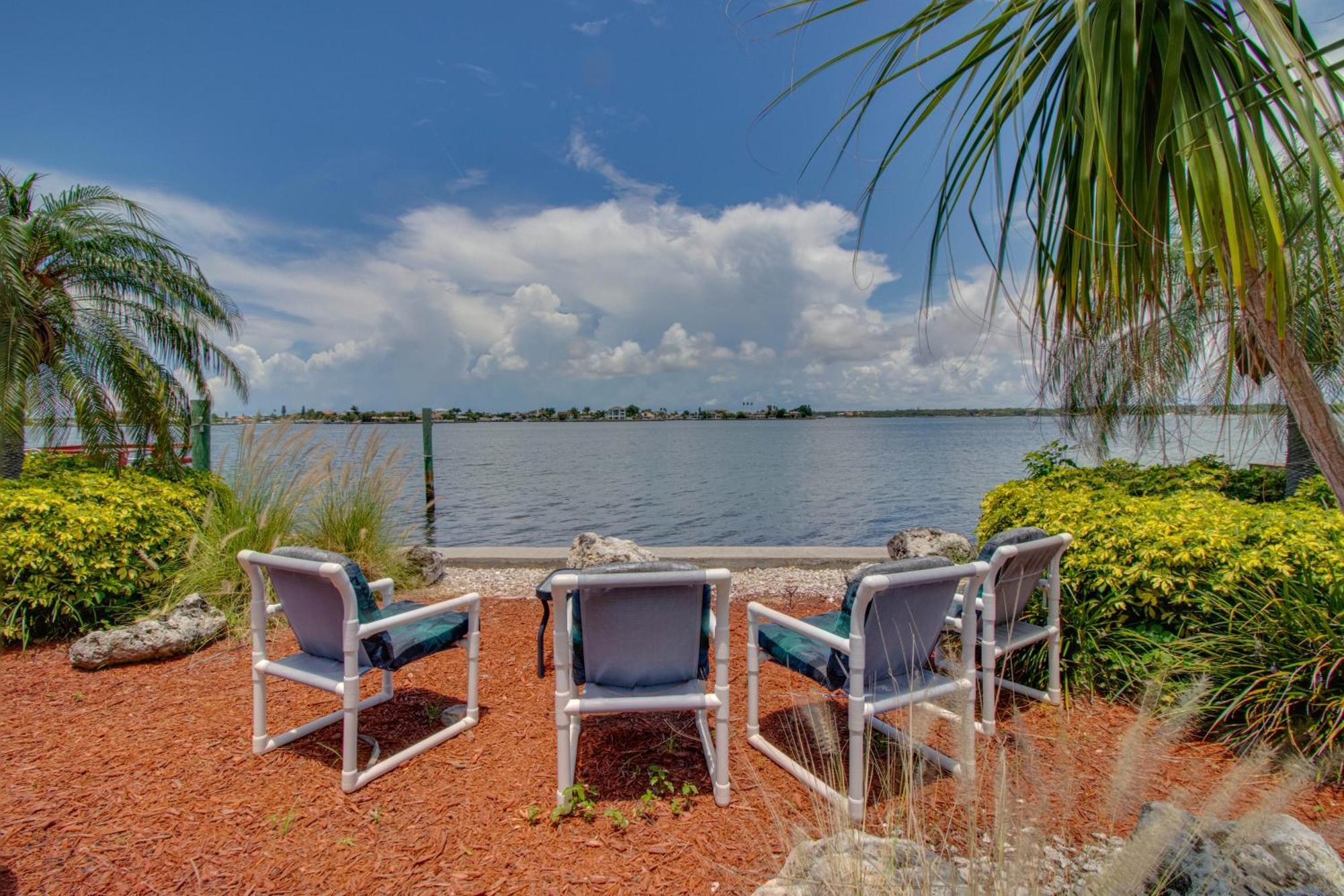 102-tiny Treasure-waterfront With Heated Pool