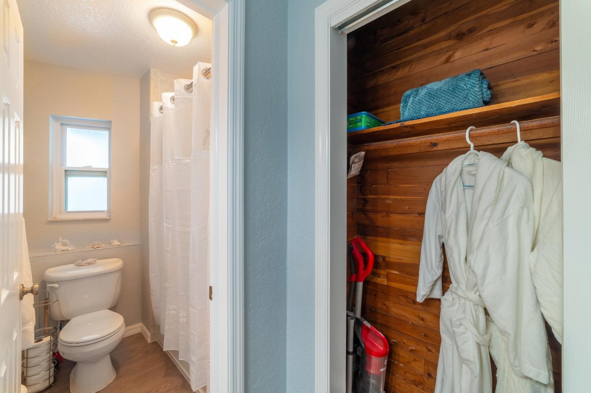 102-tiny Treasure-waterfront With Heated Pool *