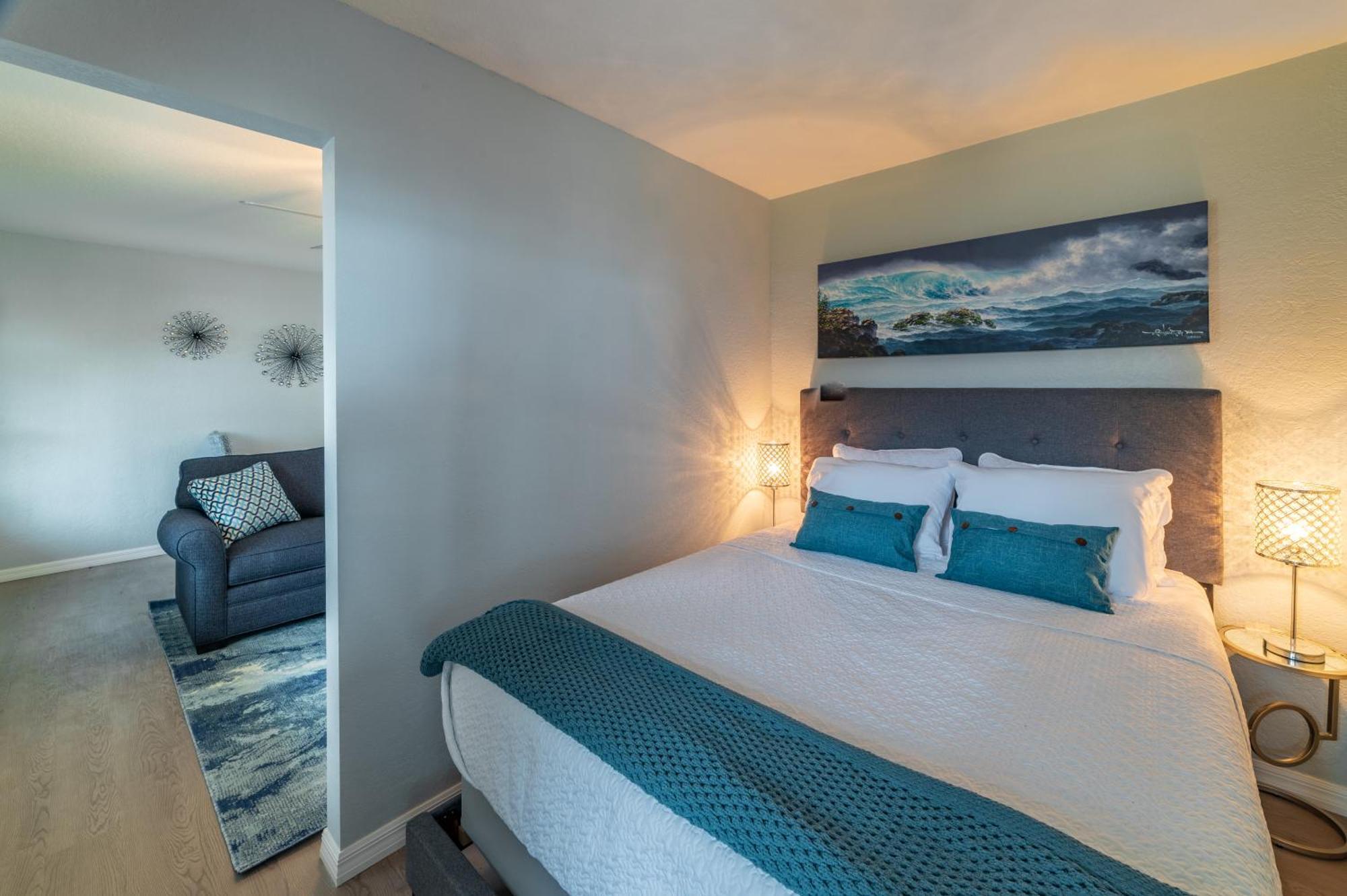 102-tiny Treasure-waterfront With Heated Pool *