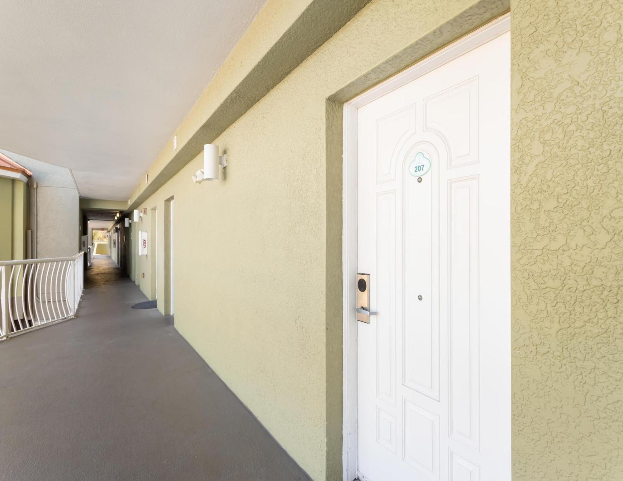 Crystal Palms 207 Apartment