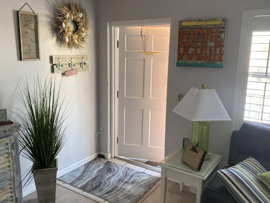Beachfront On Quiet Treasure Island- 1 Bed Apartment