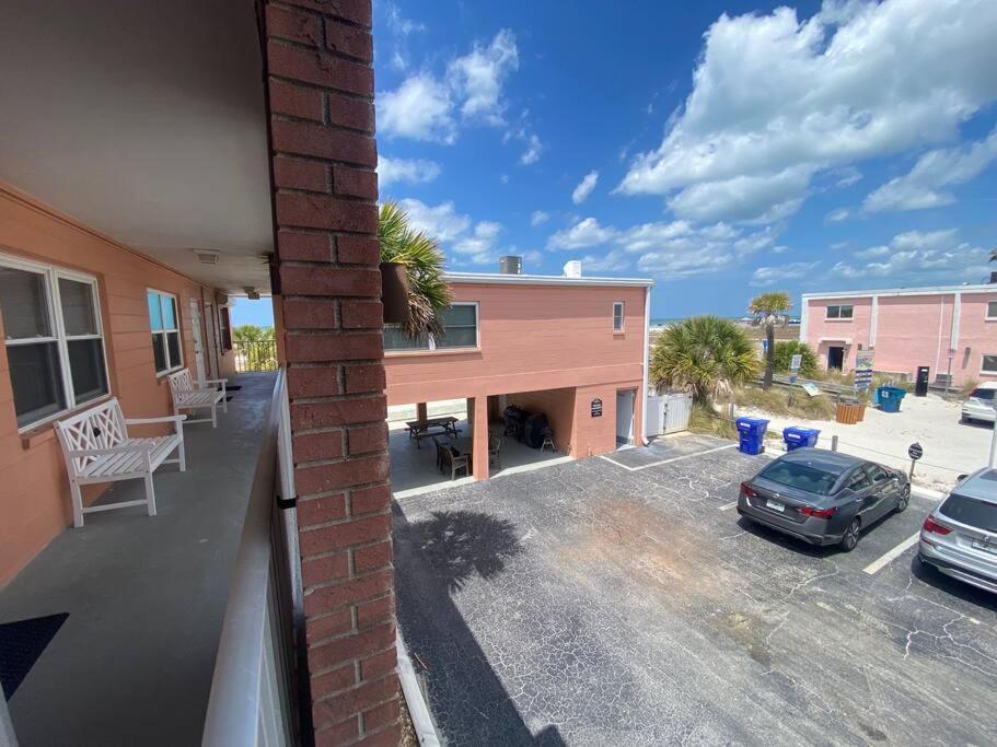 Beachfront On Quiet Treasure Island- 1 Bed