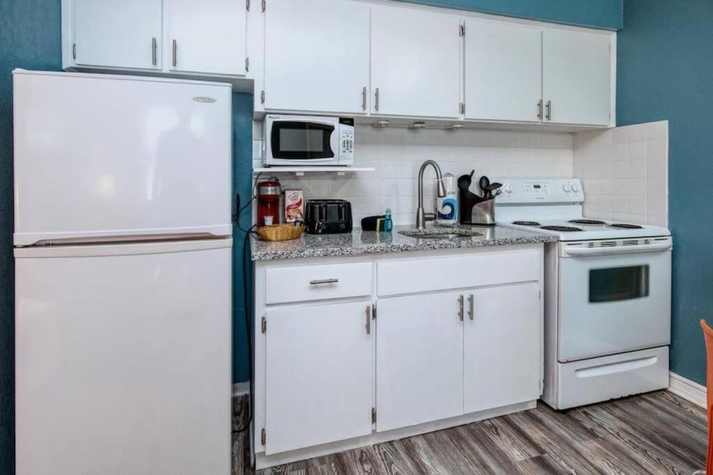 Sunset Of Madeira Beach! Pet Friendly Summer Getaway! Steps To Beach! - 10 St. Pete Beach