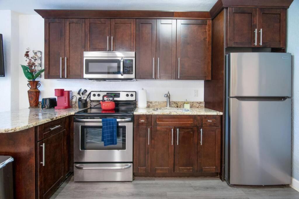 Park Shore Of Madeira Beach! Pet Friendly And Steps To The Beach! - #2 Apartment St. Pete Beach