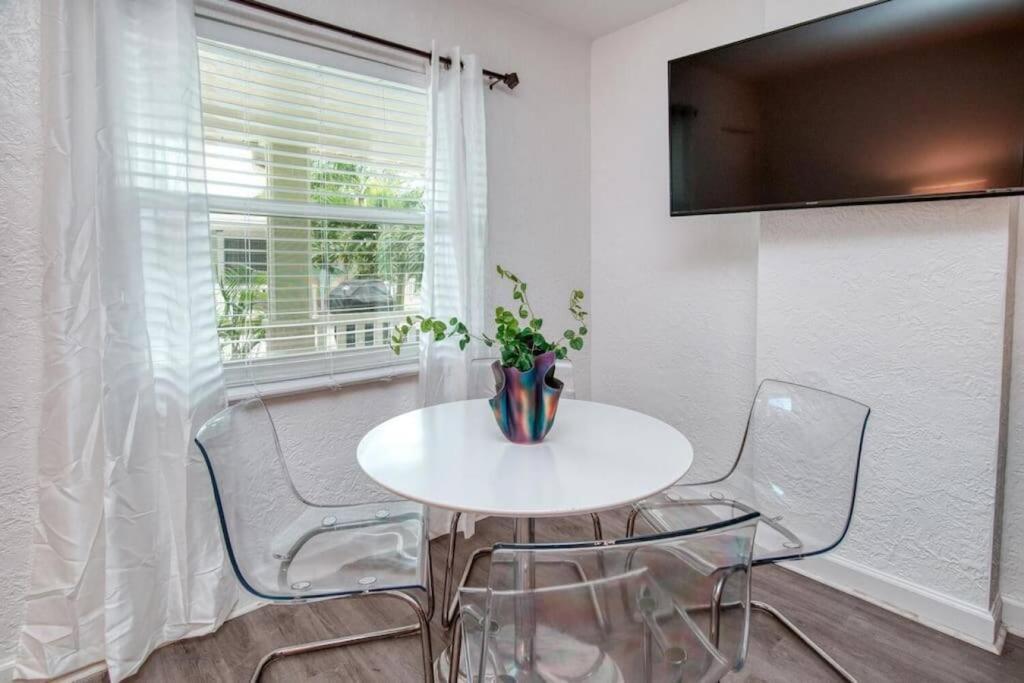 Park Shore Of Madeira Beach! Pet Friendly And Steps To The Beach! - #2 St. Pete Beach
