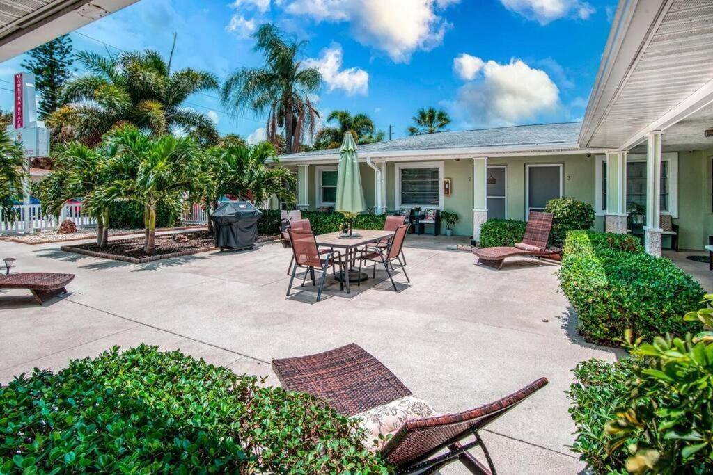Park Shore Of Madeira Beach! Pet Friendly And Steps To The Beach! - #2