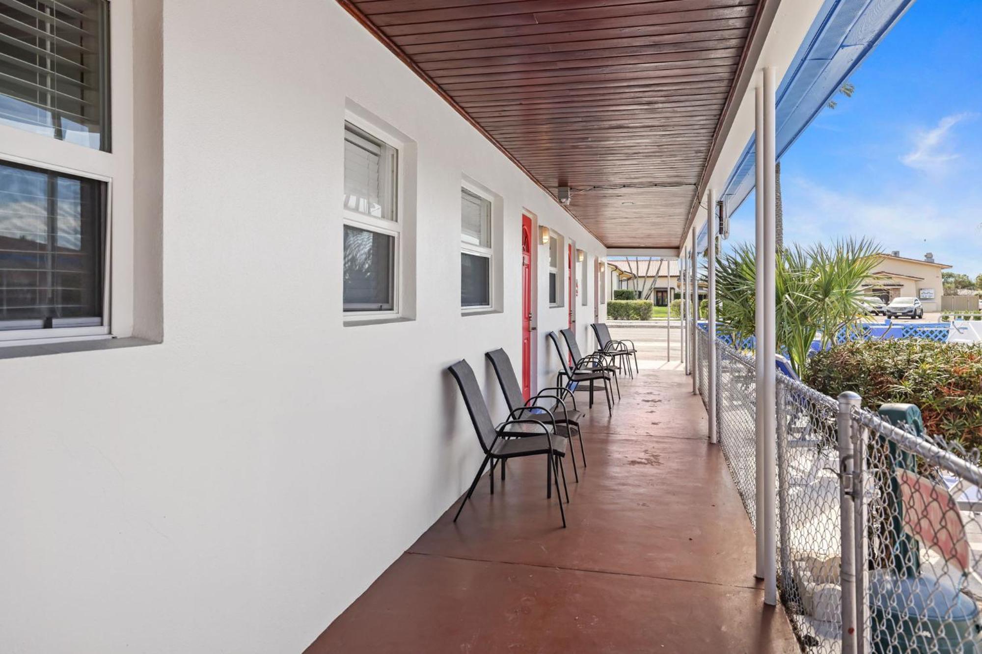 Sun Island Motel 2*
