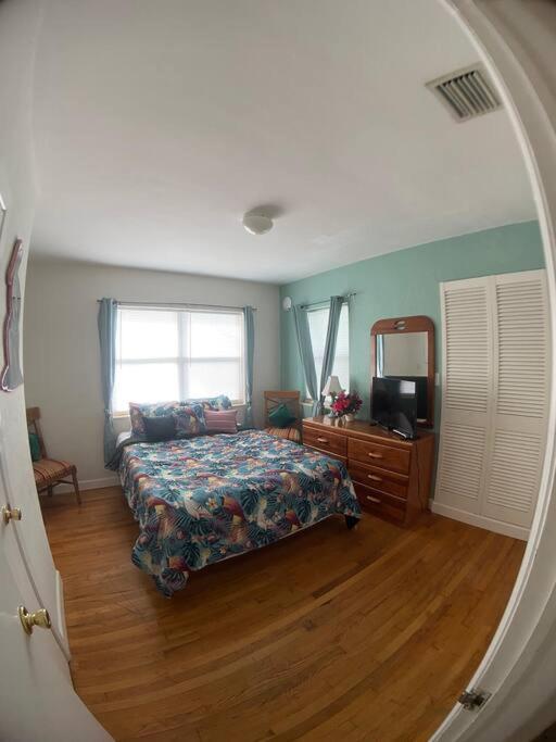 Apartment Private One-bedroom 6 -directly Across From Beach *