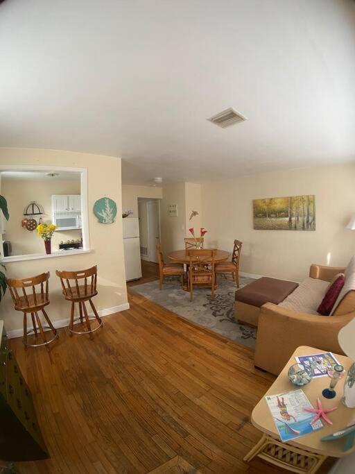 Apartment Private One-bedroom 6 -directly Across From Beach *