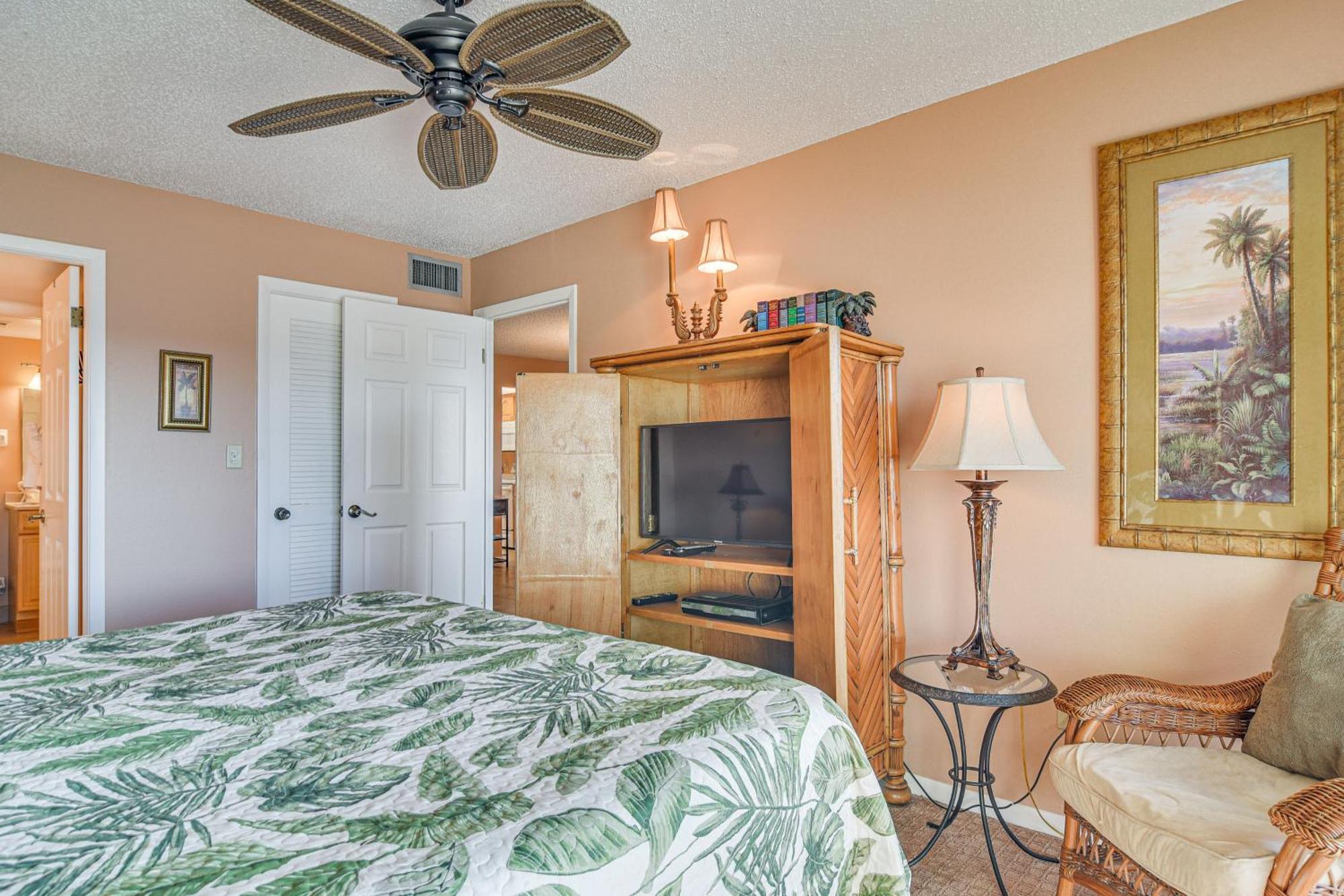 Waterfront With Patio And Pool On Madeira Beach! Apartment *