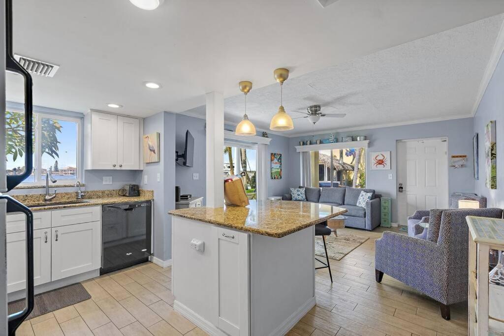 Holiday home Malyn 108, Updated Waterfront Condo, Private Patio