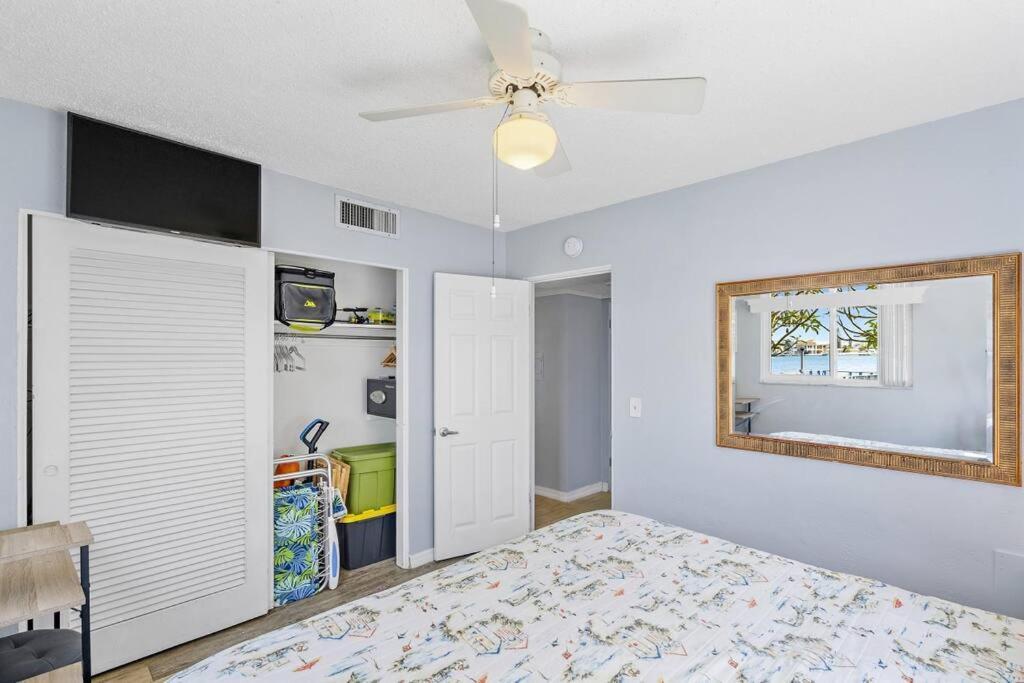 Malyn 108, Updated Waterfront Condo, Private Patio Holiday home *
