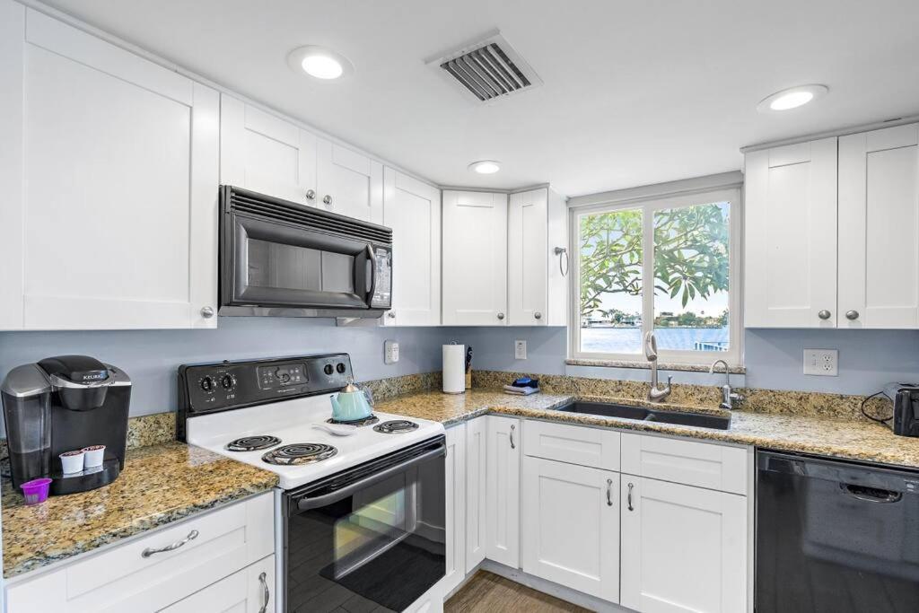 Holiday home Malyn 108, Updated Waterfront Condo, Private Patio