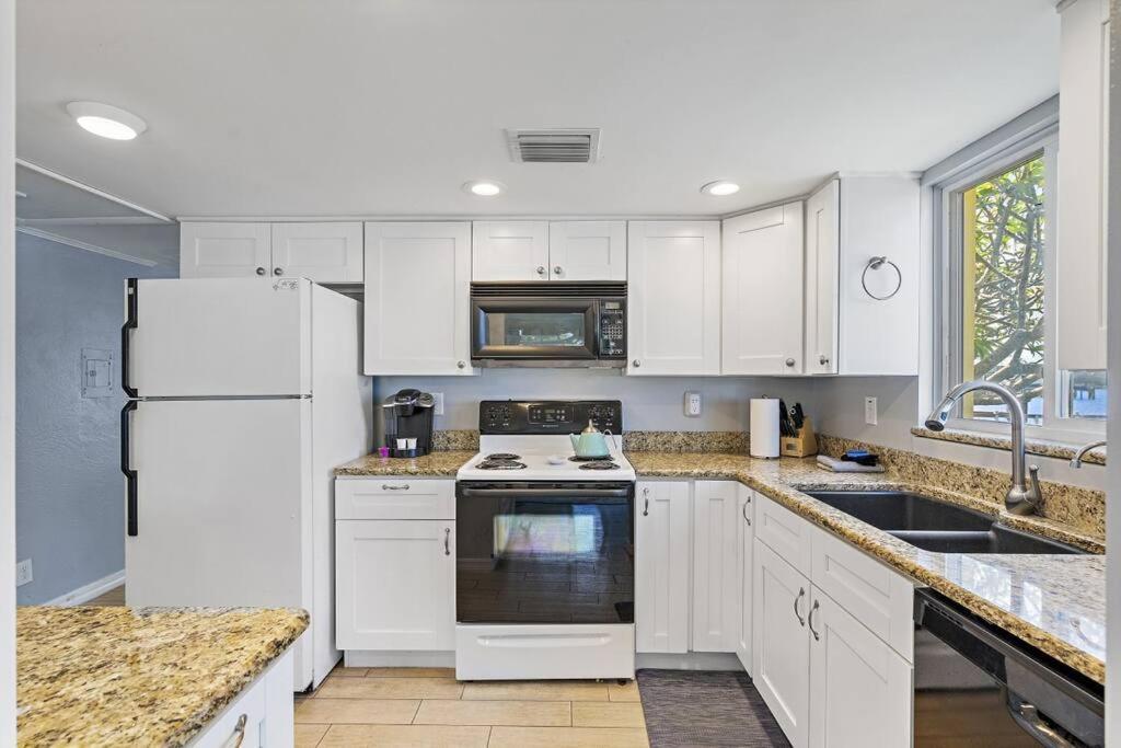 Malyn 108, Updated Waterfront Condo, Private Patio Holiday home *
