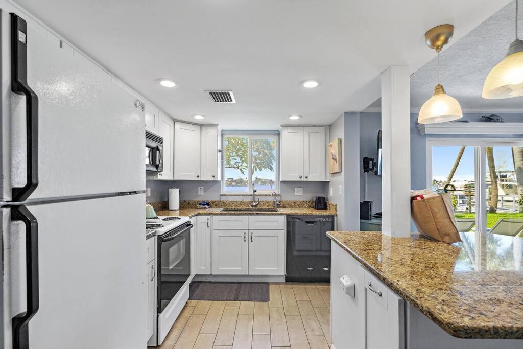 Malyn 108, Updated Waterfront Condo, Private Patio