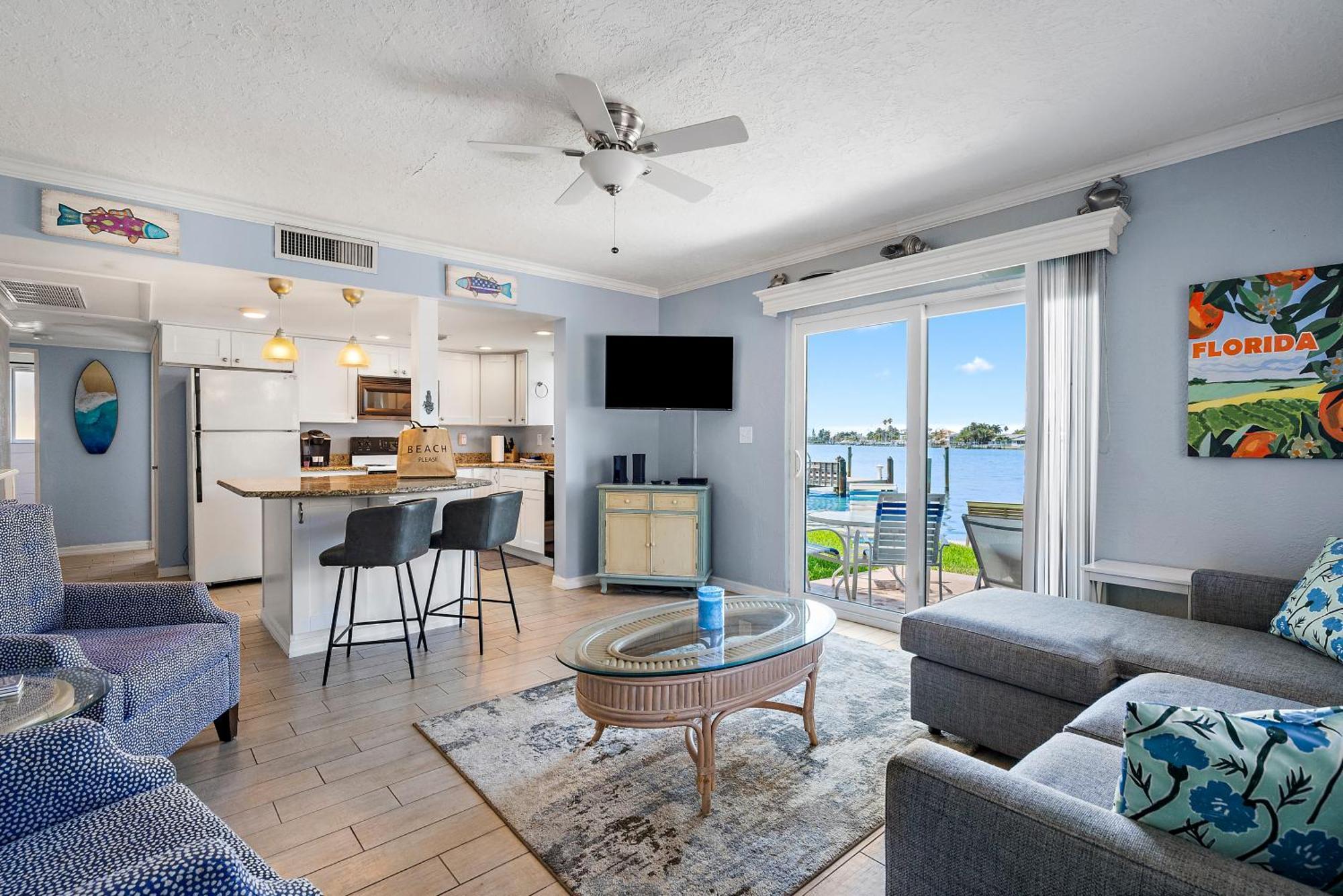 Malyn 108, Updated Waterfront Condo, Private Patio Holiday home