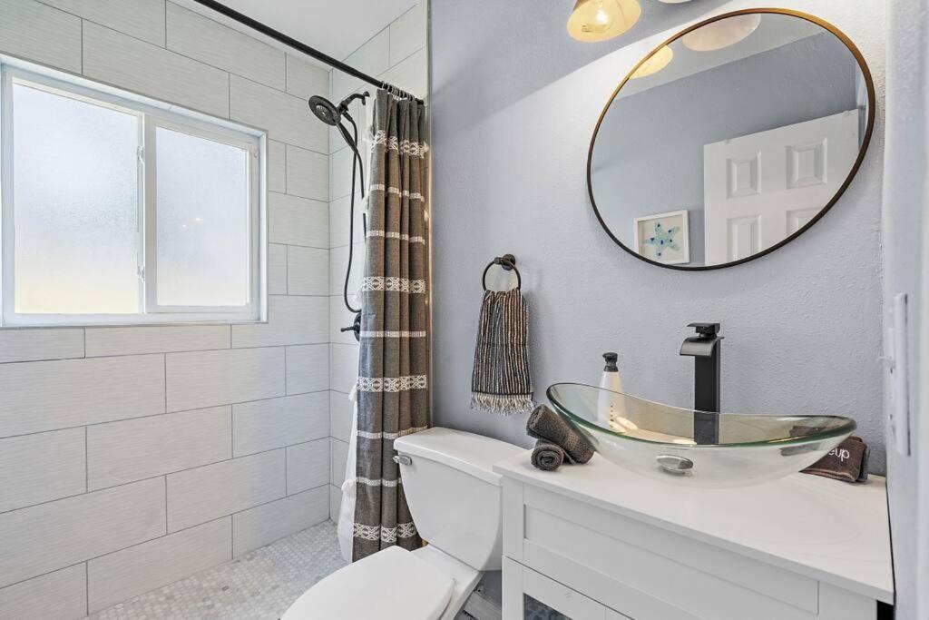 Malyn 108, Updated Waterfront Condo, Private Patio St. Pete Beach