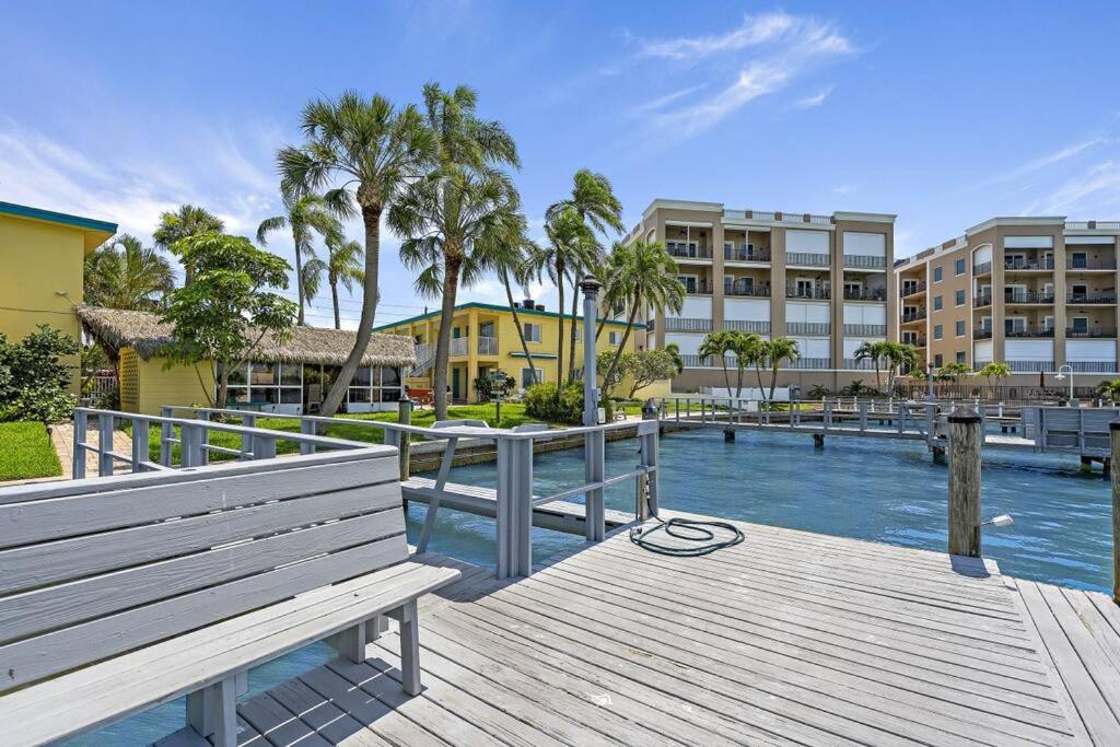 Malyn 108, Updated Waterfront Condo, Private Patio Holiday home