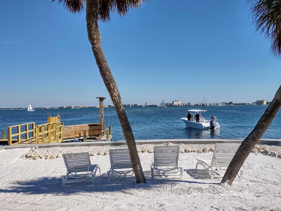 Beautiful Waterfront With Amazing View Of Boca Ciega Bay, Private Beach, Dock With Excellent Fishing & Beautiful Sunrises! Holiday home