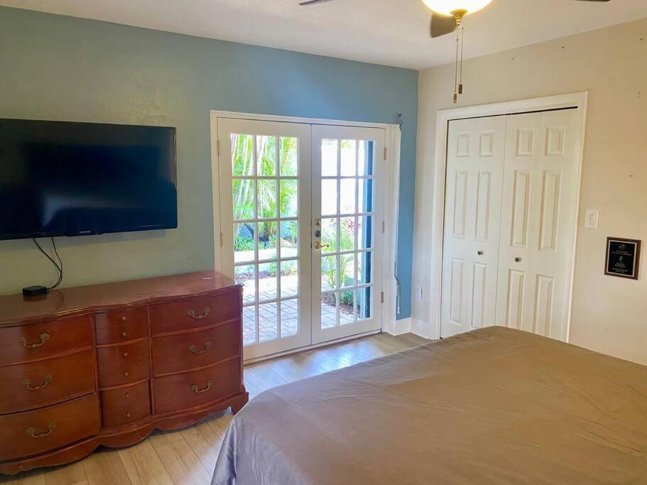 Beautiful Waterfront With Amazing View Of Boca Ciega Bay, Private Beach, Dock With Excellent Fishing & Beautiful Sunrises! Holiday home *