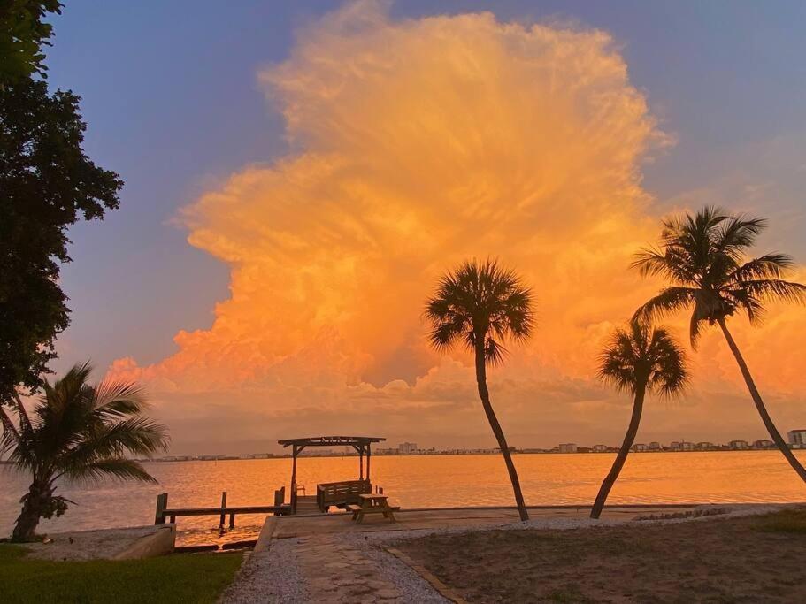 Holiday home Beautiful Waterfront With Amazing View Of Boca Ciega Bay, Private Beach, Dock With Excellent Fishing & Beautiful Sunrises! St. Pete Beach