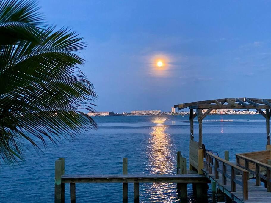 Holiday home Beautiful Waterfront With Amazing View Of Boca Ciega Bay, Private Beach, Dock With Excellent Fishing & Beautiful Sunrises!