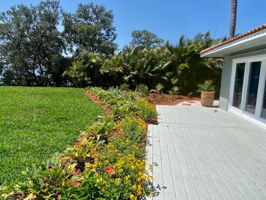Beautiful Waterfront With Amazing View Of Boca Ciega Bay, Private Beach, Dock With Excellent Fishing & Beautiful Sunrises! Holiday home