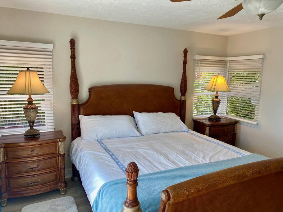 Holiday home Beautiful Waterfront With Amazing View Of Boca Ciega Bay, Private Beach, Dock With Excellent Fishing & Beautiful Sunrises! St. Pete Beach