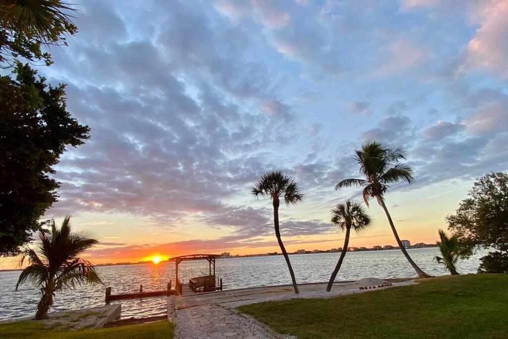 Beautiful Waterfront With Amazing View Of Boca Ciega Bay, Private Beach, Dock With Excellent Fishing & Beautiful Sunrises! Holiday home