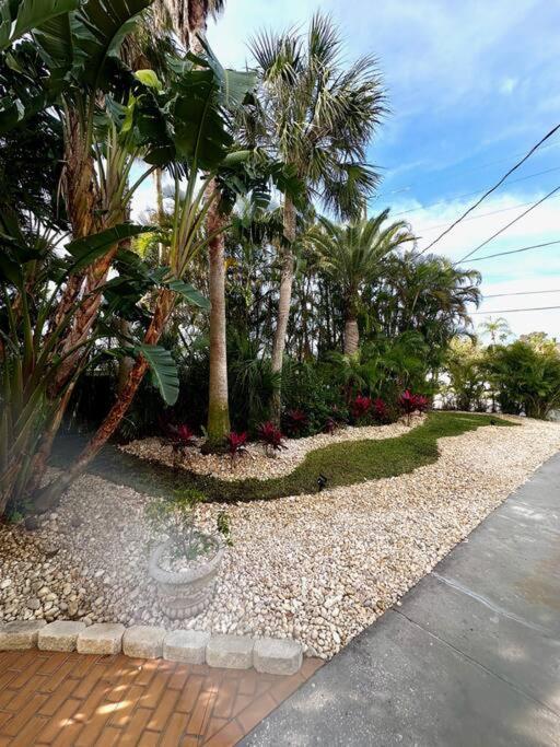 Beautiful Waterfront With Amazing View Of Boca Ciega Bay, Private Beach, Dock With Excellent Fishing & Beautiful Sunrises! Holiday home *