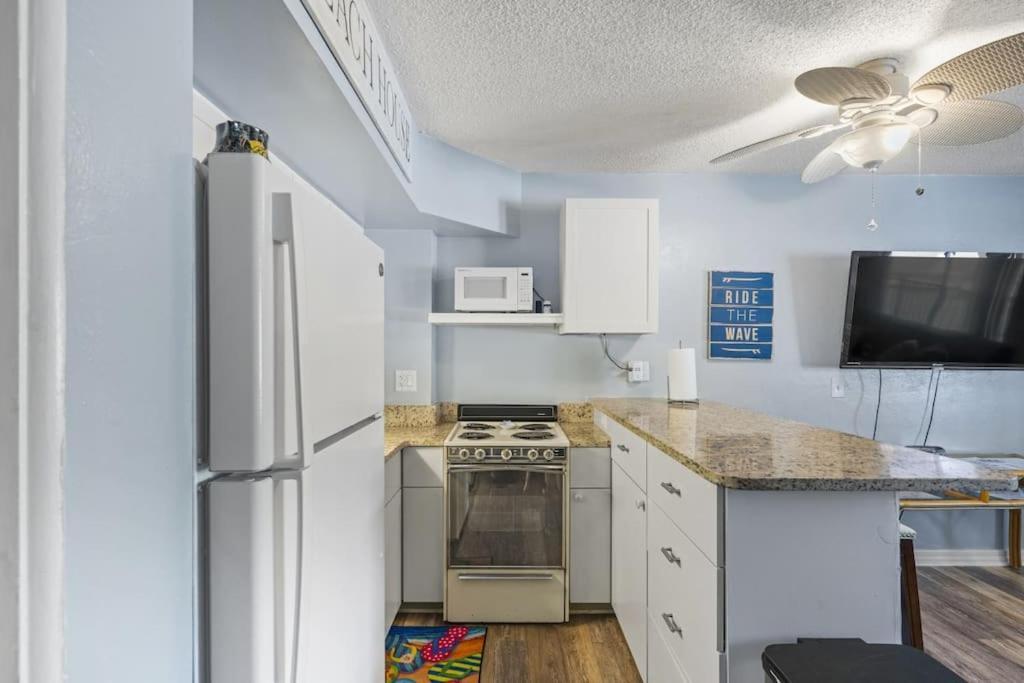 Malyn 107, Waterfront Condo, Short Walk To