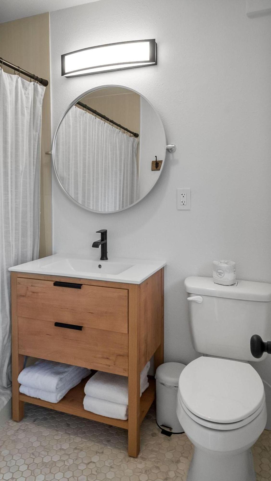 Sunset House - Hugger 3 *
