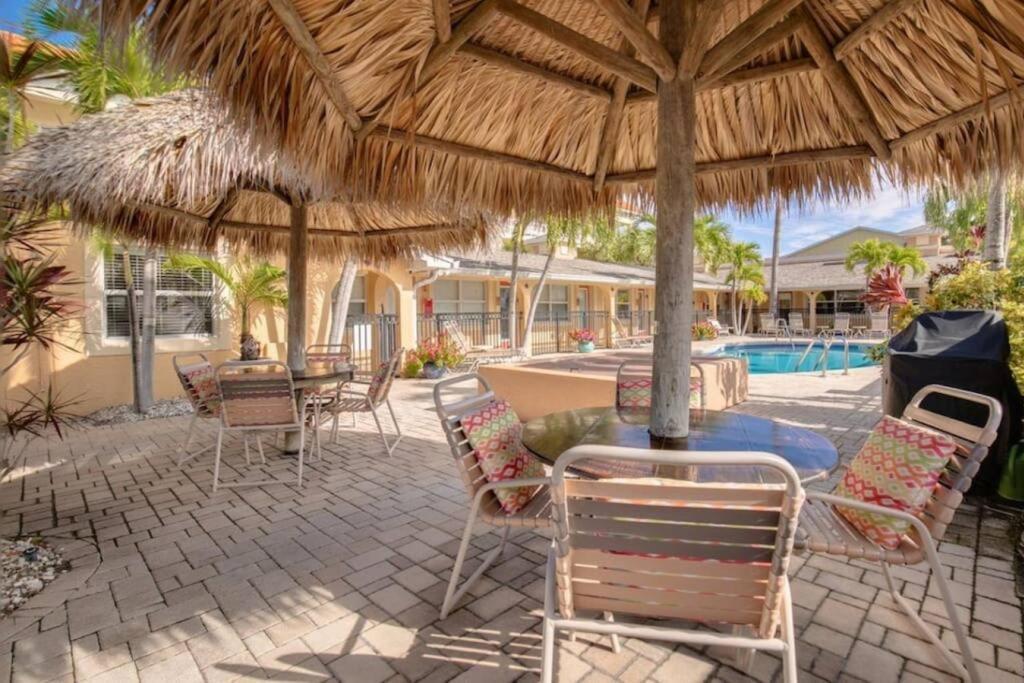 Coconut Villa's 4! Relax By The Pool And Walk To And Restaurants! Apartment *