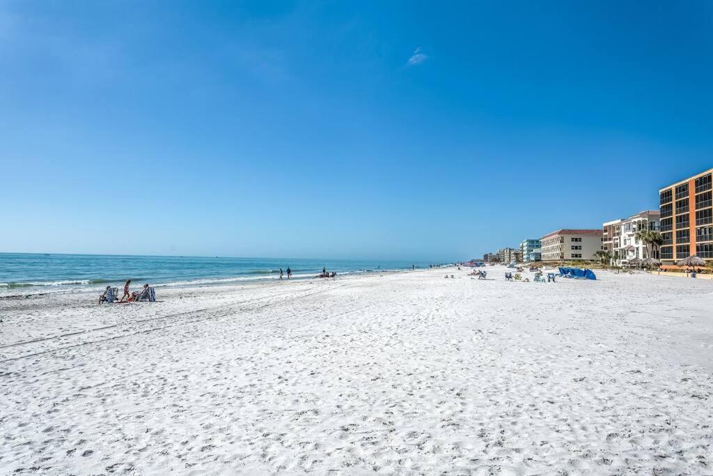 Sun-drenched Townhome On Beautiful Madeira Beach! Apartment St. Pete Beach