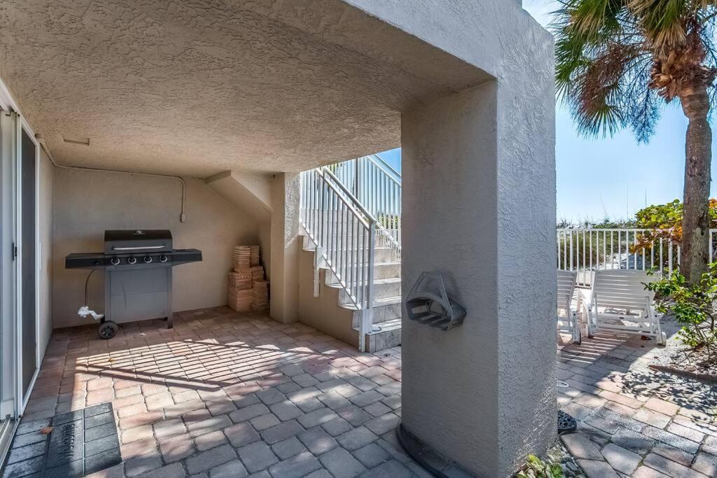Sun-drenched Townhome On Beautiful Madeira Beach! Apartment