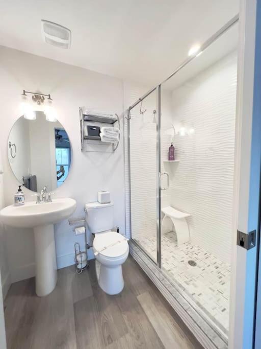 Steps Across From Madeira Beach, Heated Pool- Luxury 3 Bedrooms, 3 Full Bathrooms Apartment *