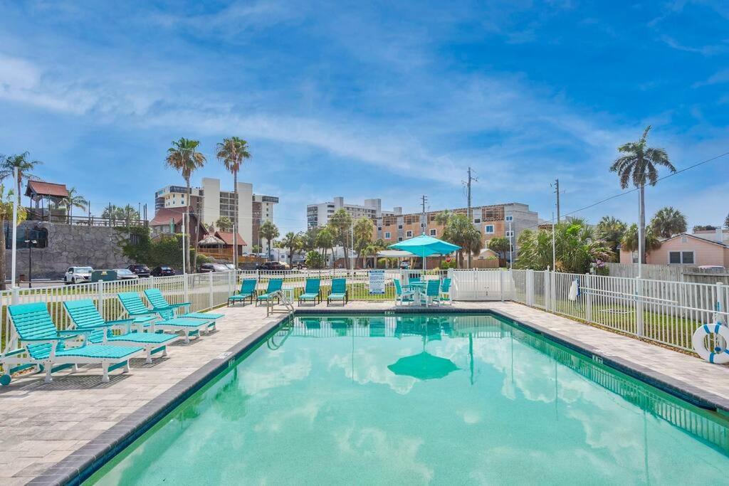 Steps Across From Madeira Beach, Heated Pool- Luxury 3 Bedrooms, 3 Full Bathrooms *