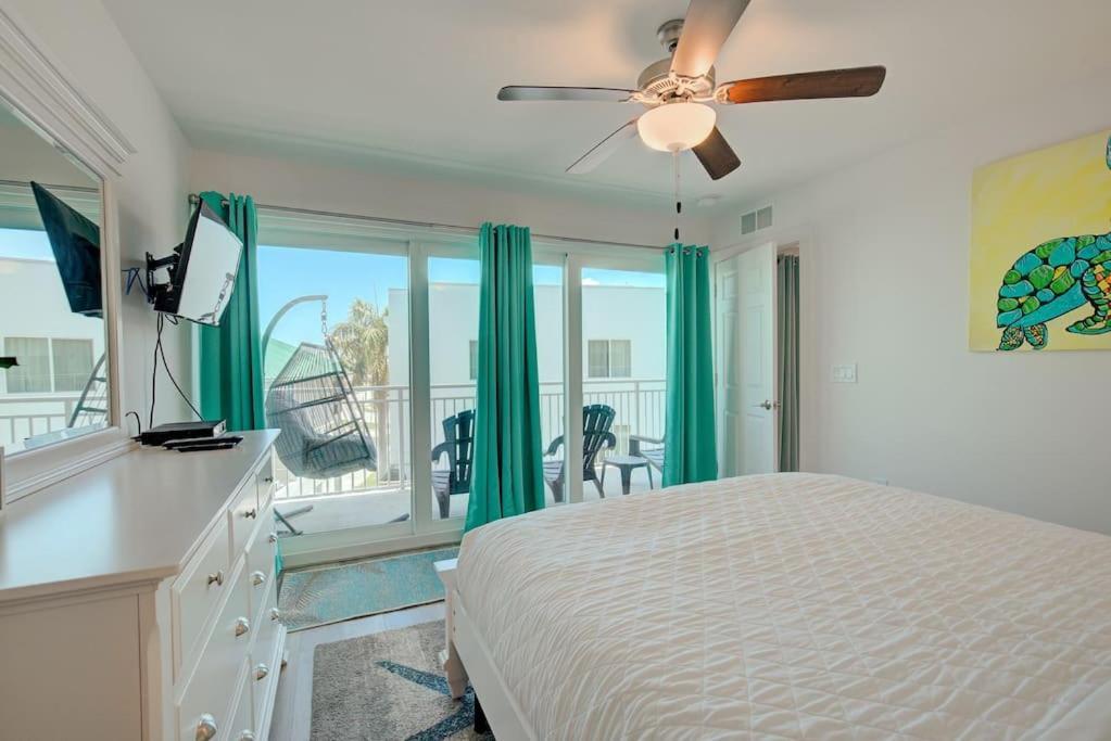Steps Across From Madeira Beach, Heated Pool- Luxury 3 Bedrooms, 3 Full Bathrooms *