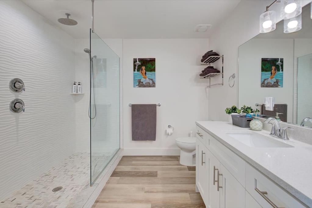 Steps Across From Madeira Beach, Heated Pool- Luxury 3 Bedrooms, 3 Full Bathrooms St. Pete Beach