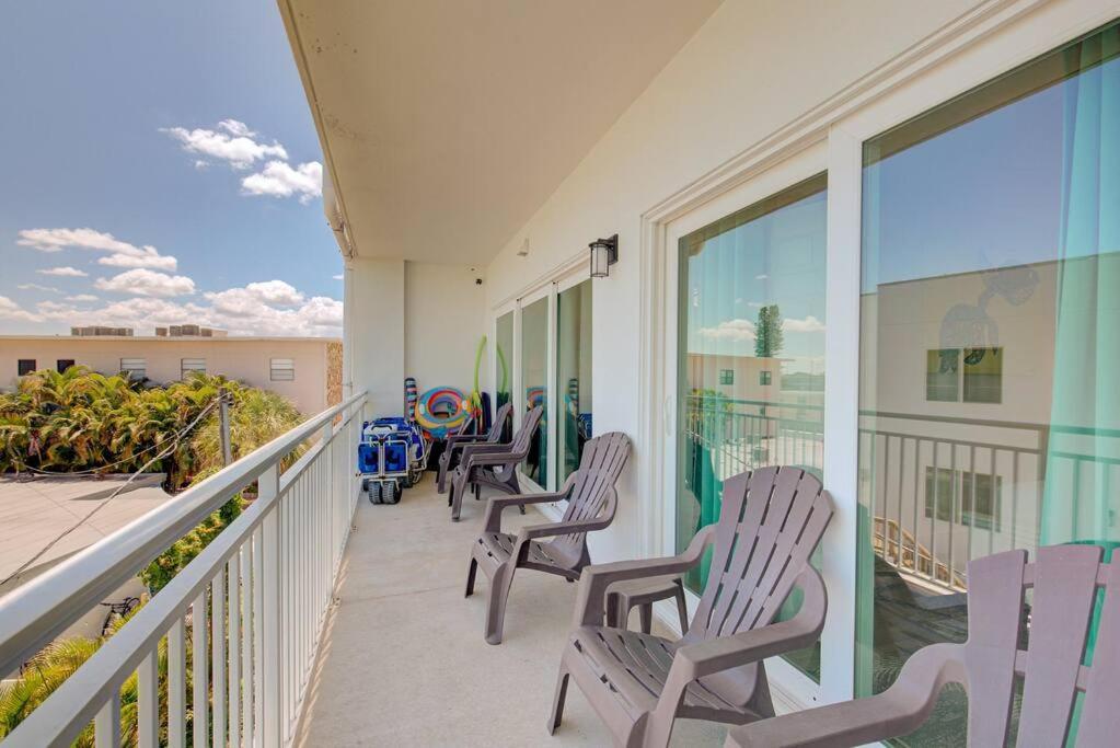 Steps Across From Madeira Beach, Heated Pool- Luxury 3 Bedrooms, 3 Full Bathrooms St. Pete Beach