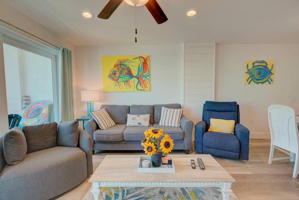 Steps Across From Madeira Beach, Heated Pool- Luxury 3 Bedrooms, 3 Full Bathrooms *