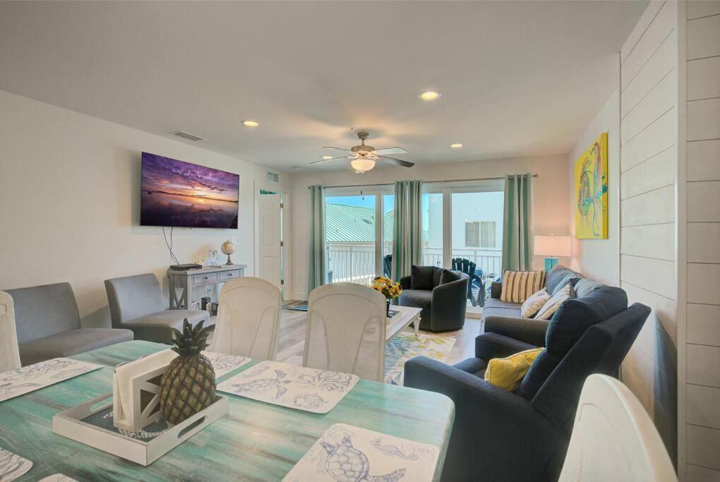 Apartment Steps Across From Madeira Beach, Heated Pool- Luxury 3 Bedrooms, 3 Full Bathrooms St. Pete Beach