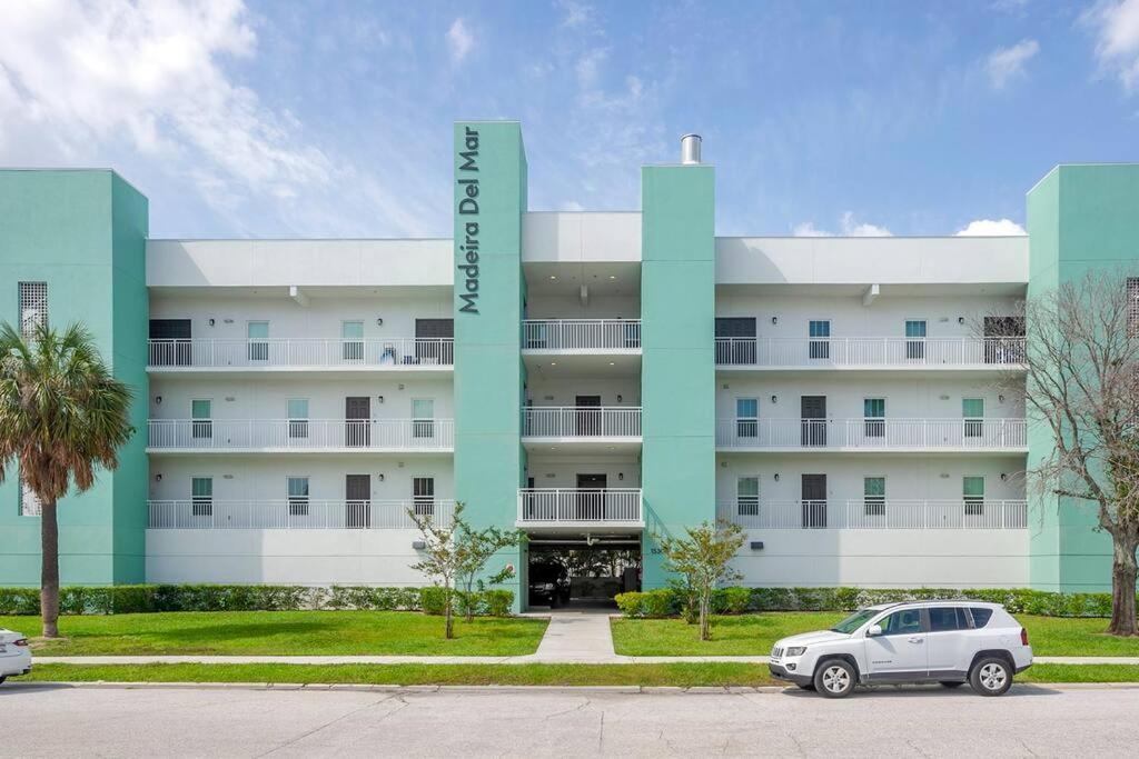 Steps Across From Madeira Beach, Heated Pool- Luxury 3 Bedrooms, 3 Full Bathrooms St. Pete Beach