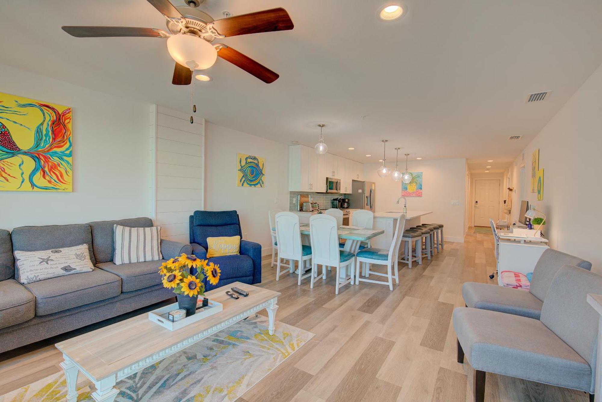 Steps Across From Madeira Beach, Heated Pool- Luxury 3 Bedrooms, 3 Full Bathrooms St. Pete Beach