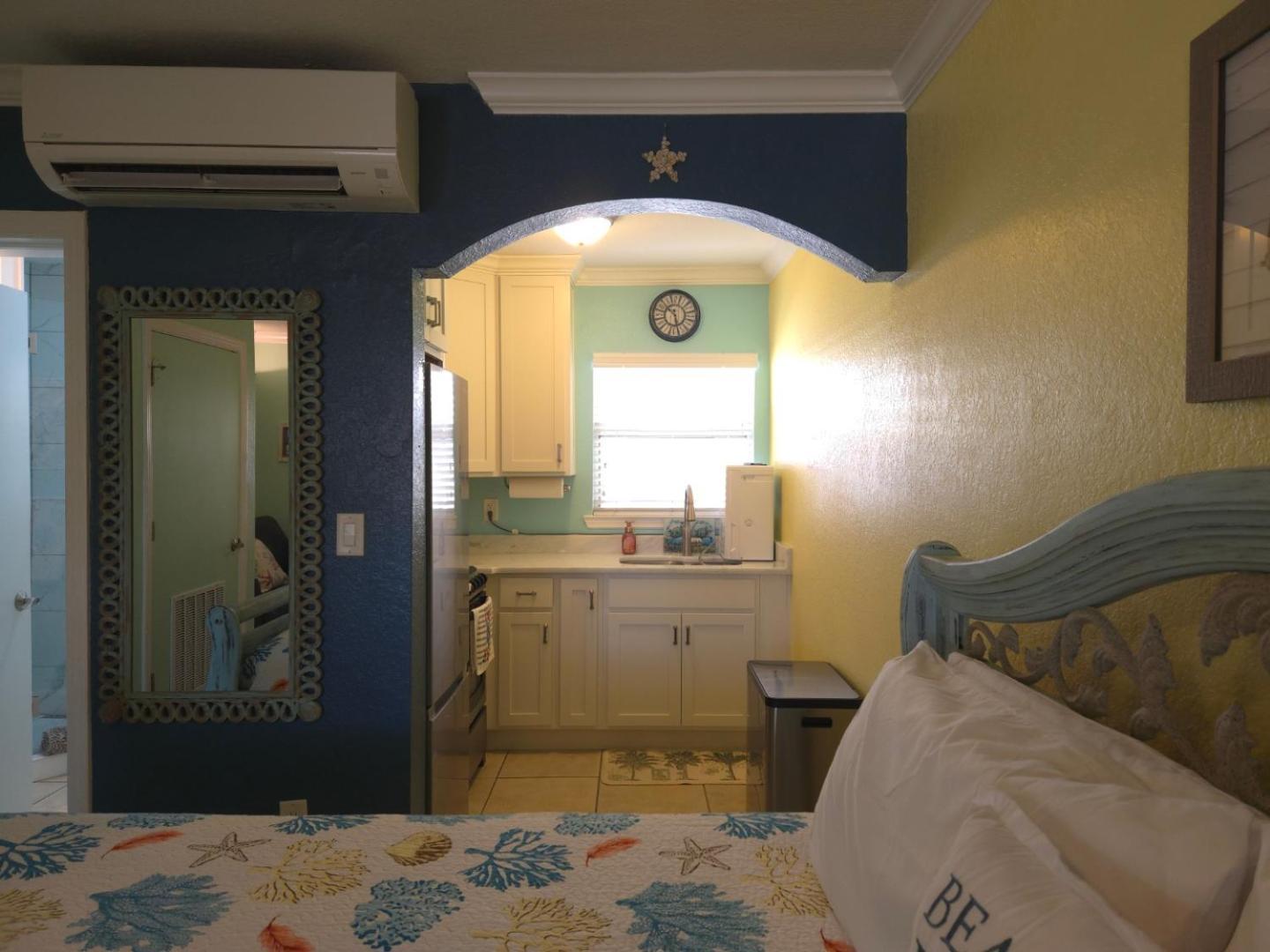 Coconut Villa's 4! Relax By The Pool And Walk To And Restaurants!