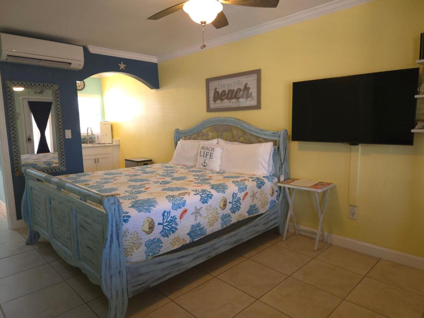 Apartment Coconut Villa's 4! Relax By The Pool And Walk To And Restaurants! *