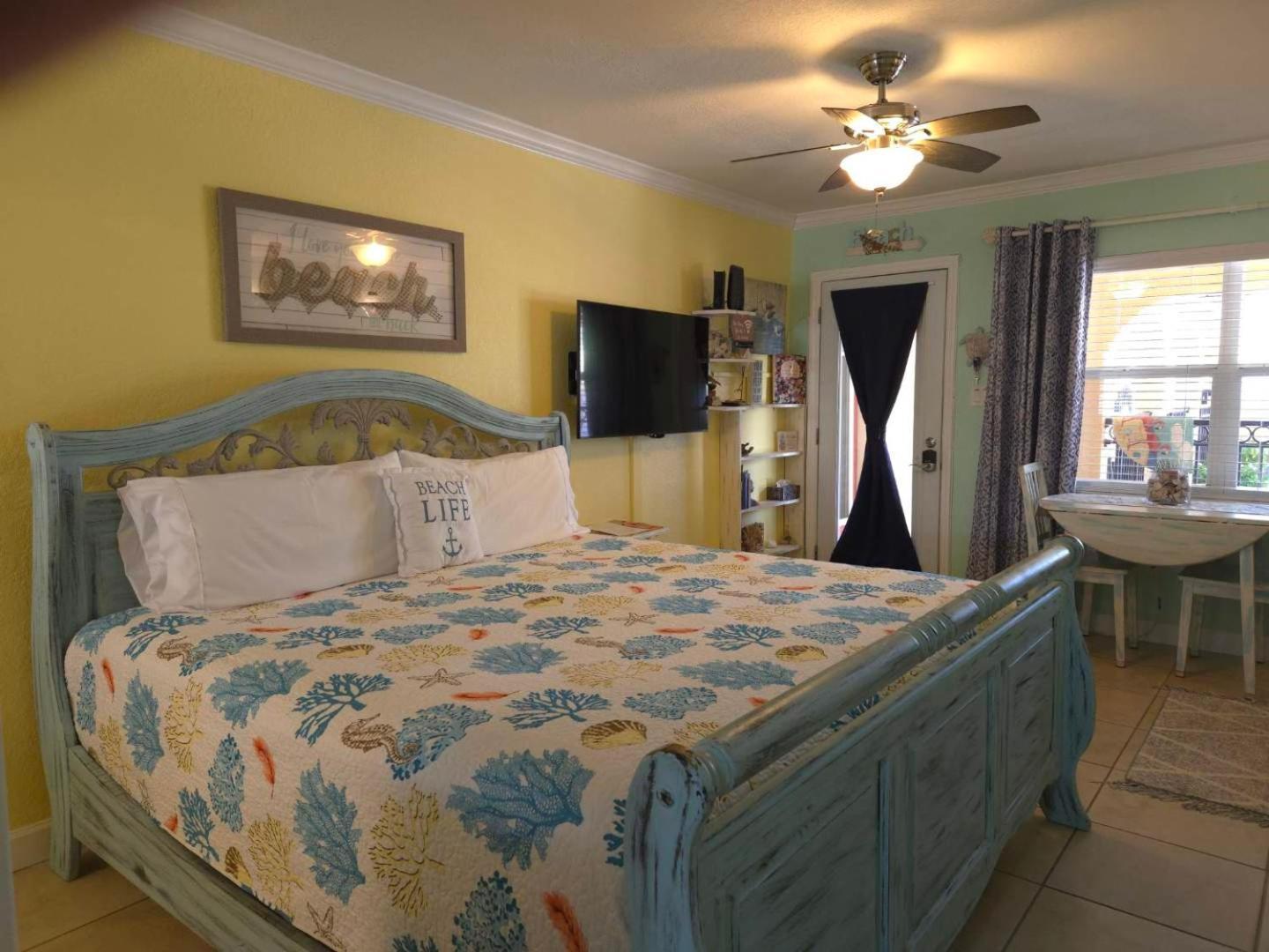 Coconut Villa's 4! Relax By The Pool And Walk To And Restaurants! Apartment St. Pete Beach
