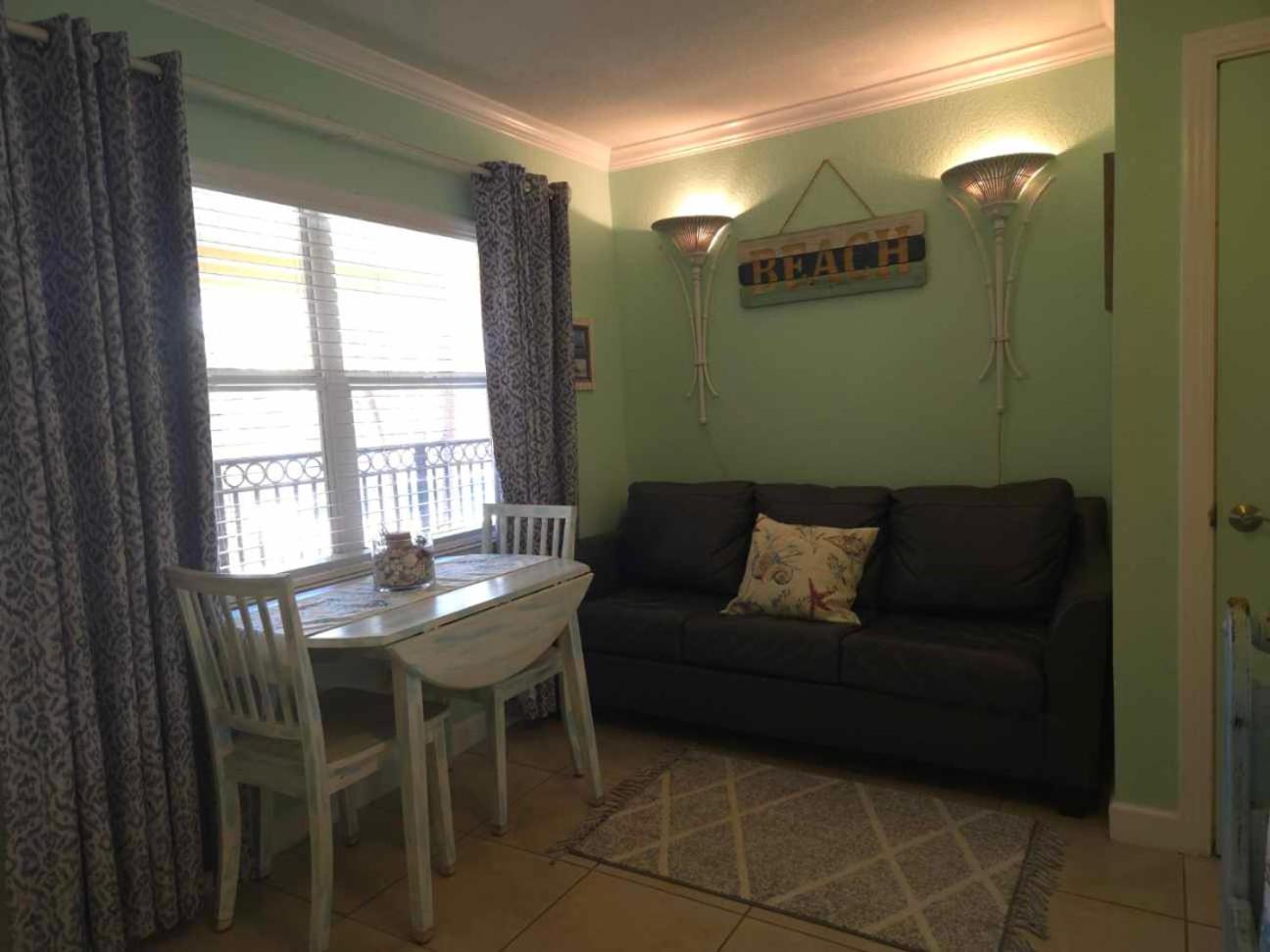 Coconut Villa's 4! Relax By The Pool And Walk To And Restaurants! St. Pete Beach